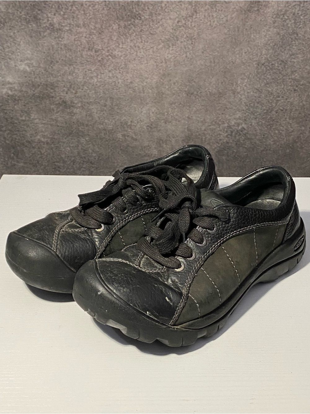 KEEN Women's Black Leather Casual Lace Up Sneakers Shoes Sz 7.5 US